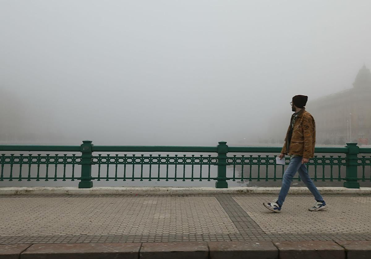 Donostia fue una de las localidades que ayer amaneción con niebla.