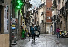 Un térmometro marca 2º en una calle de Oñati.