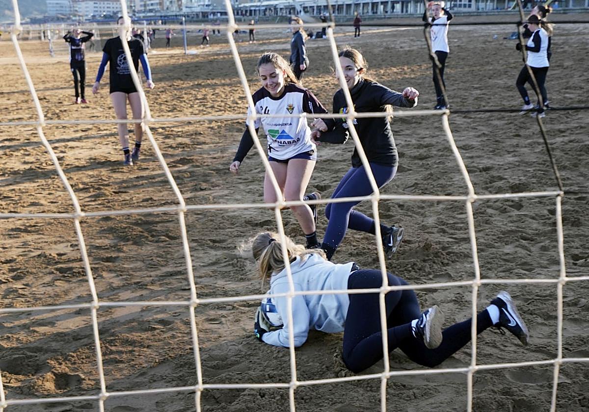 Jokalariak gaur hondartzan partida bat jokatzen.