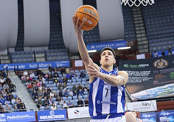 Mateo Díaz anota una bandeja durante el partido ante el Cantabria.