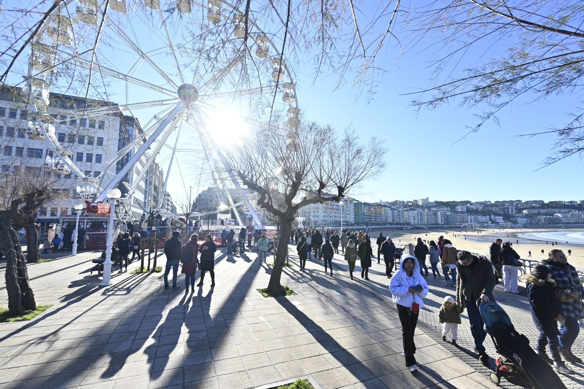 Los donostiarras despiden el último lunes del año con un paseo soleado bajo el cielo azul