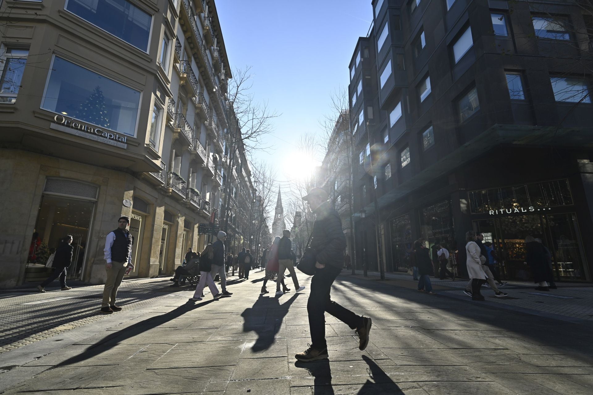 Los donostiarras despiden el último lunes del año con un paseo soleado bajo el cielo azul