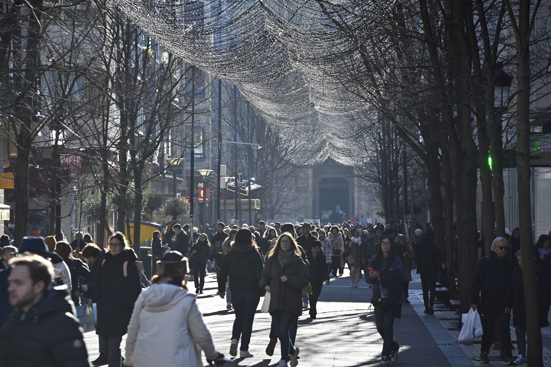 Los donostiarras despiden el último lunes del año con un paseo soleado bajo el cielo azul