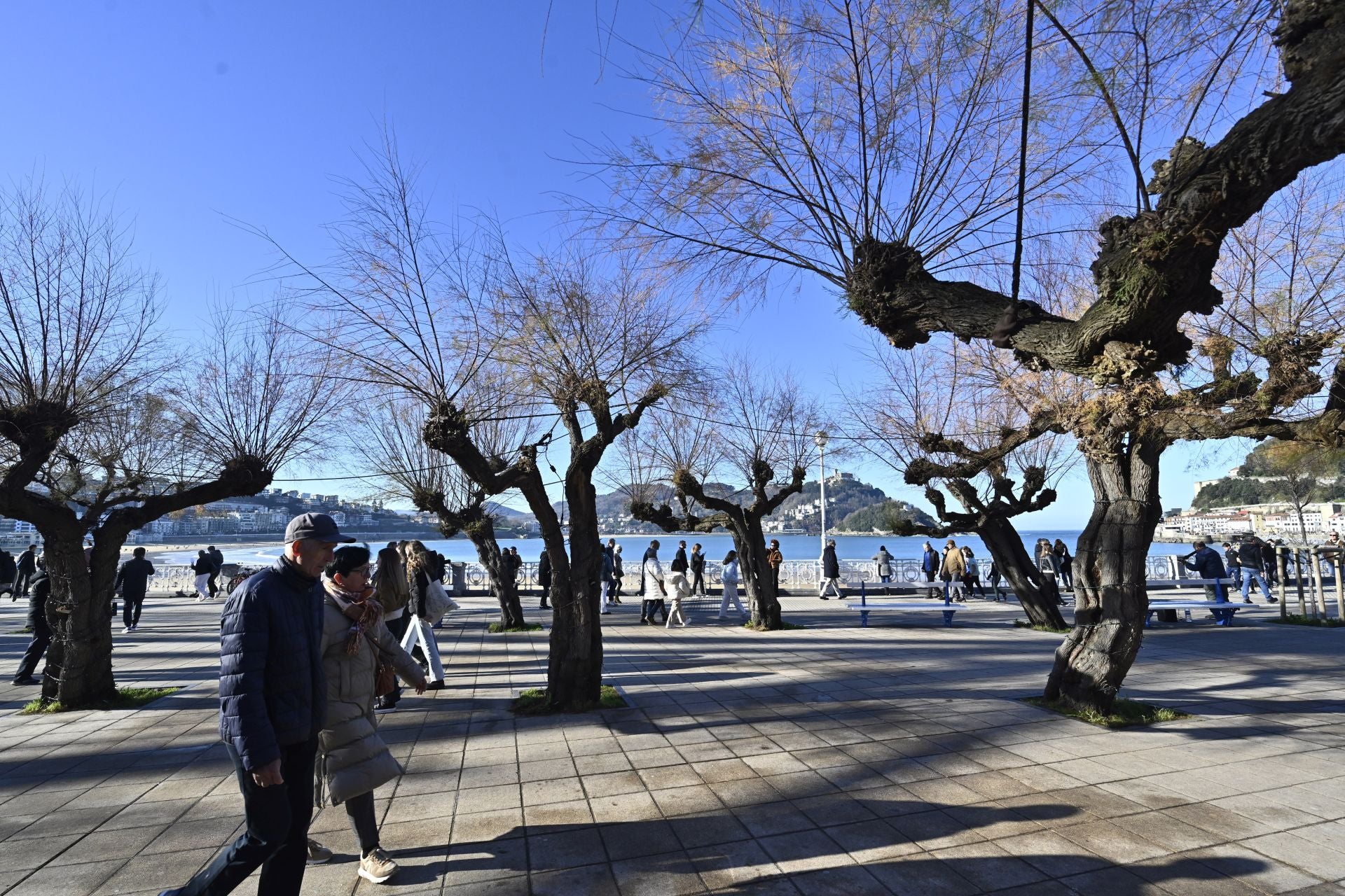 Los donostiarras despiden el último lunes del año con un paseo soleado bajo el cielo azul
