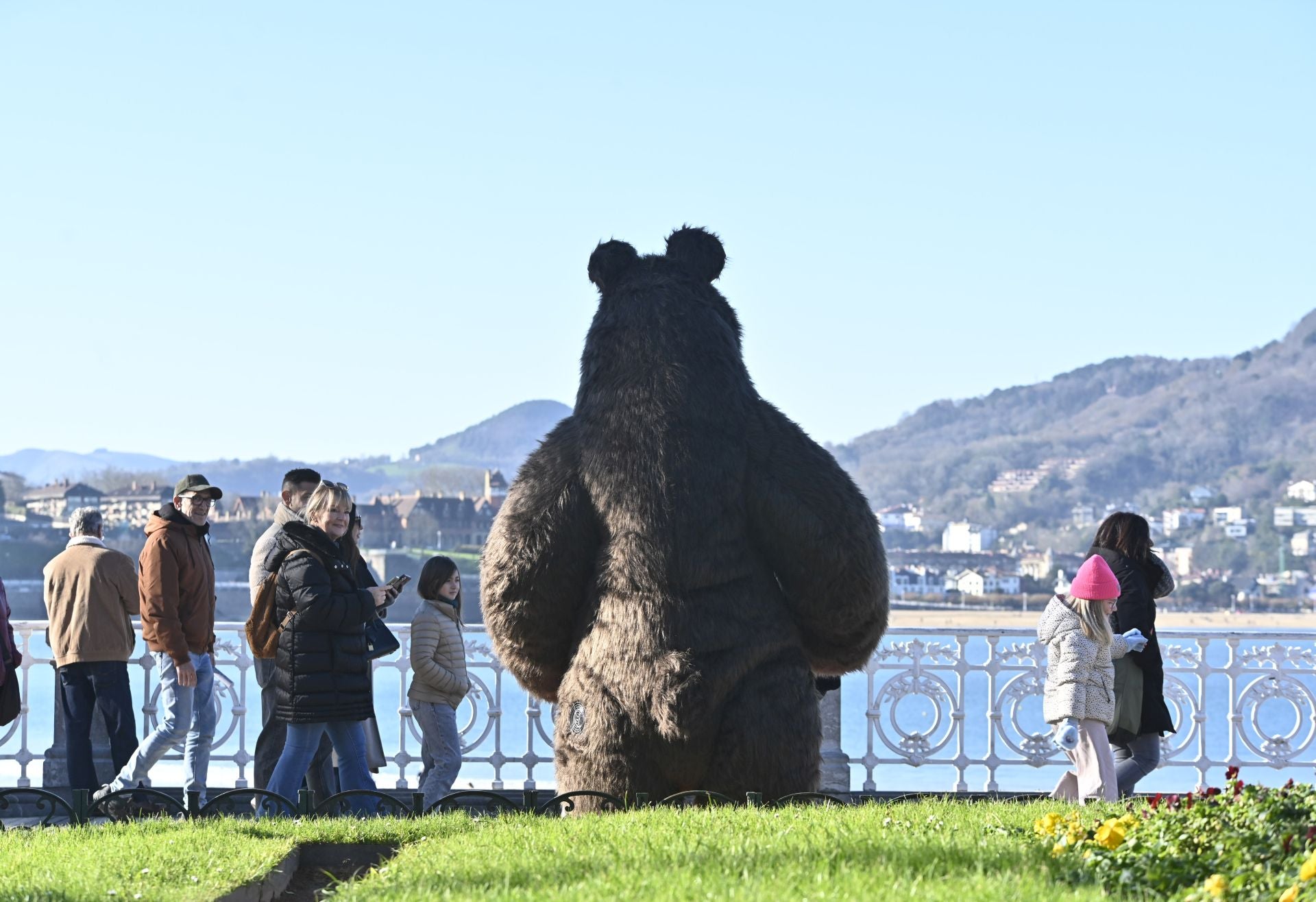 Los donostiarras despiden el último lunes del año con un paseo soleado bajo el cielo azul