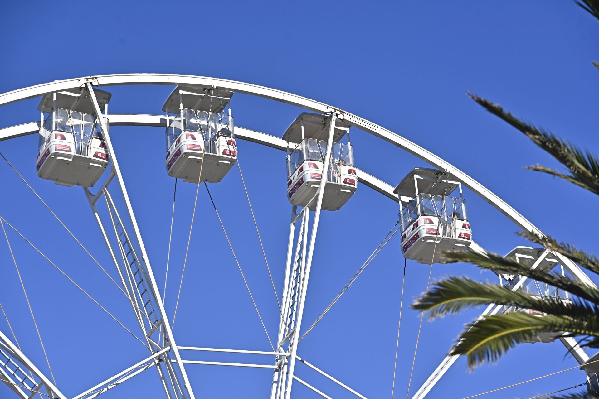 Los donostiarras despiden el último lunes del año con un paseo soleado bajo el cielo azul