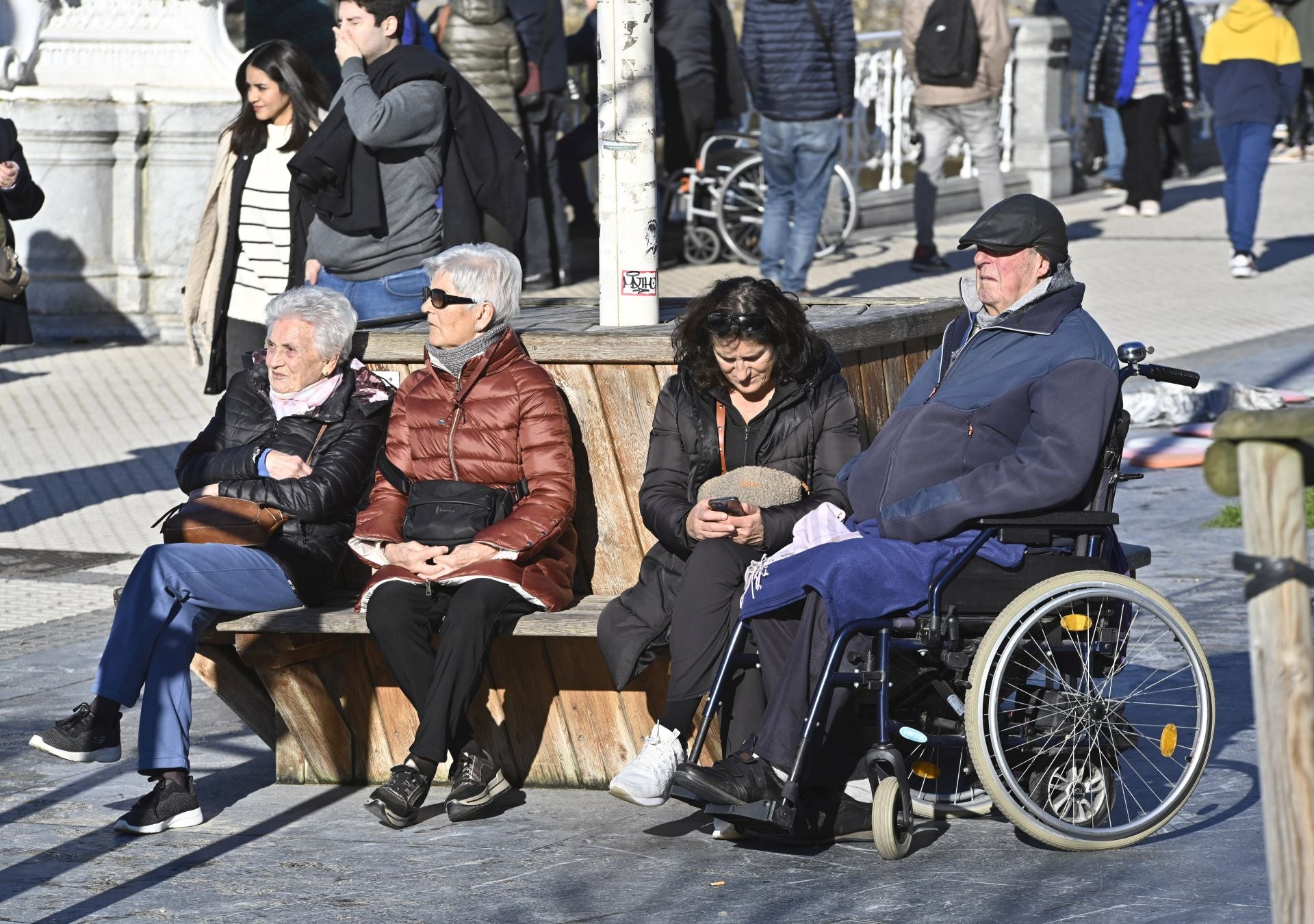Los donostiarras despiden el último lunes del año con un paseo soleado bajo el cielo azul
