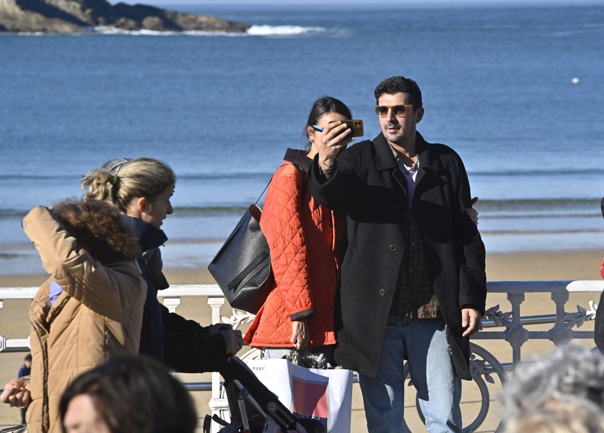 Los donostiarras despiden el último lunes del año con un paseo soleado bajo el cielo azul