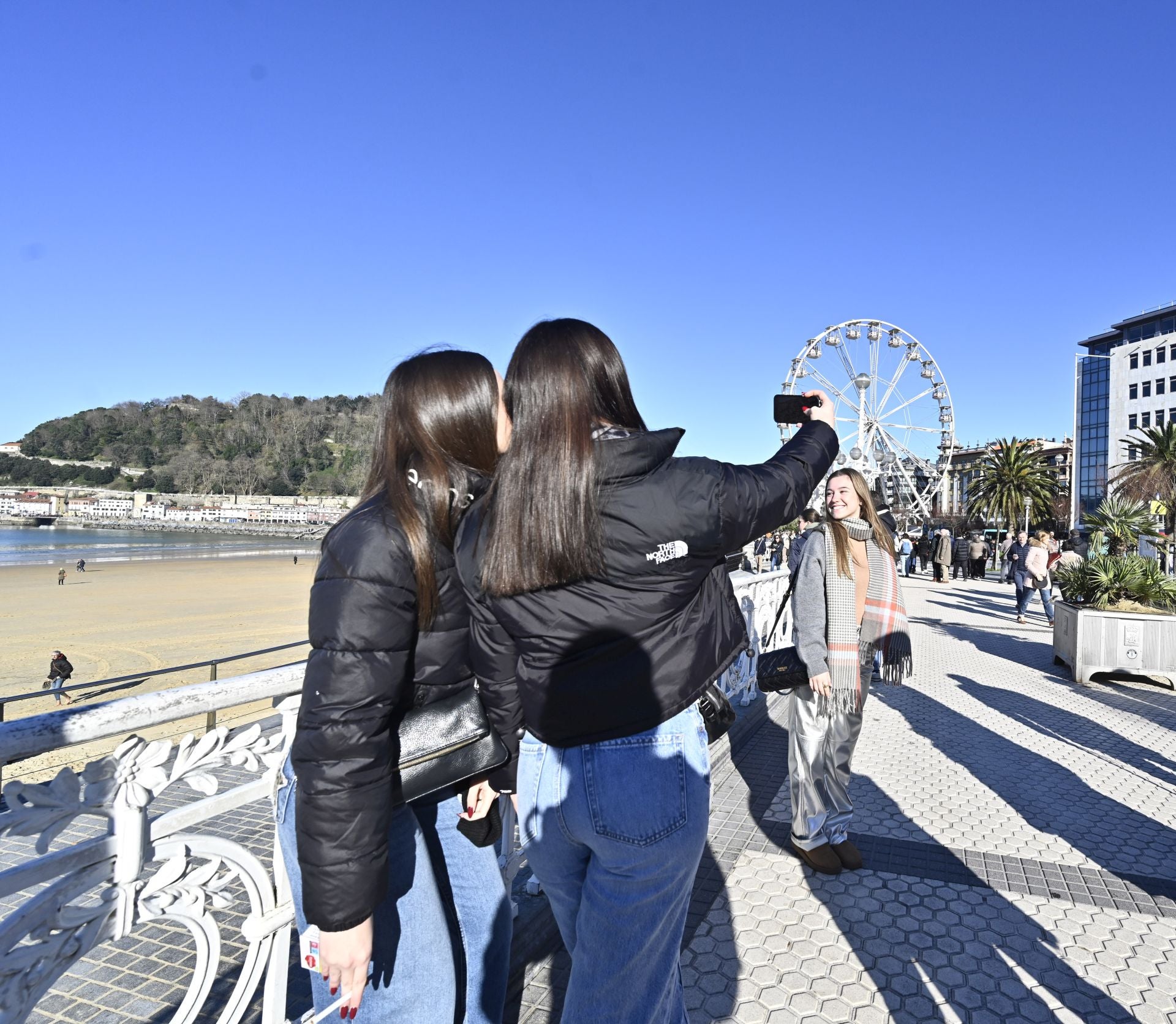 Los donostiarras despiden el último lunes del año con un paseo soleado bajo el cielo azul