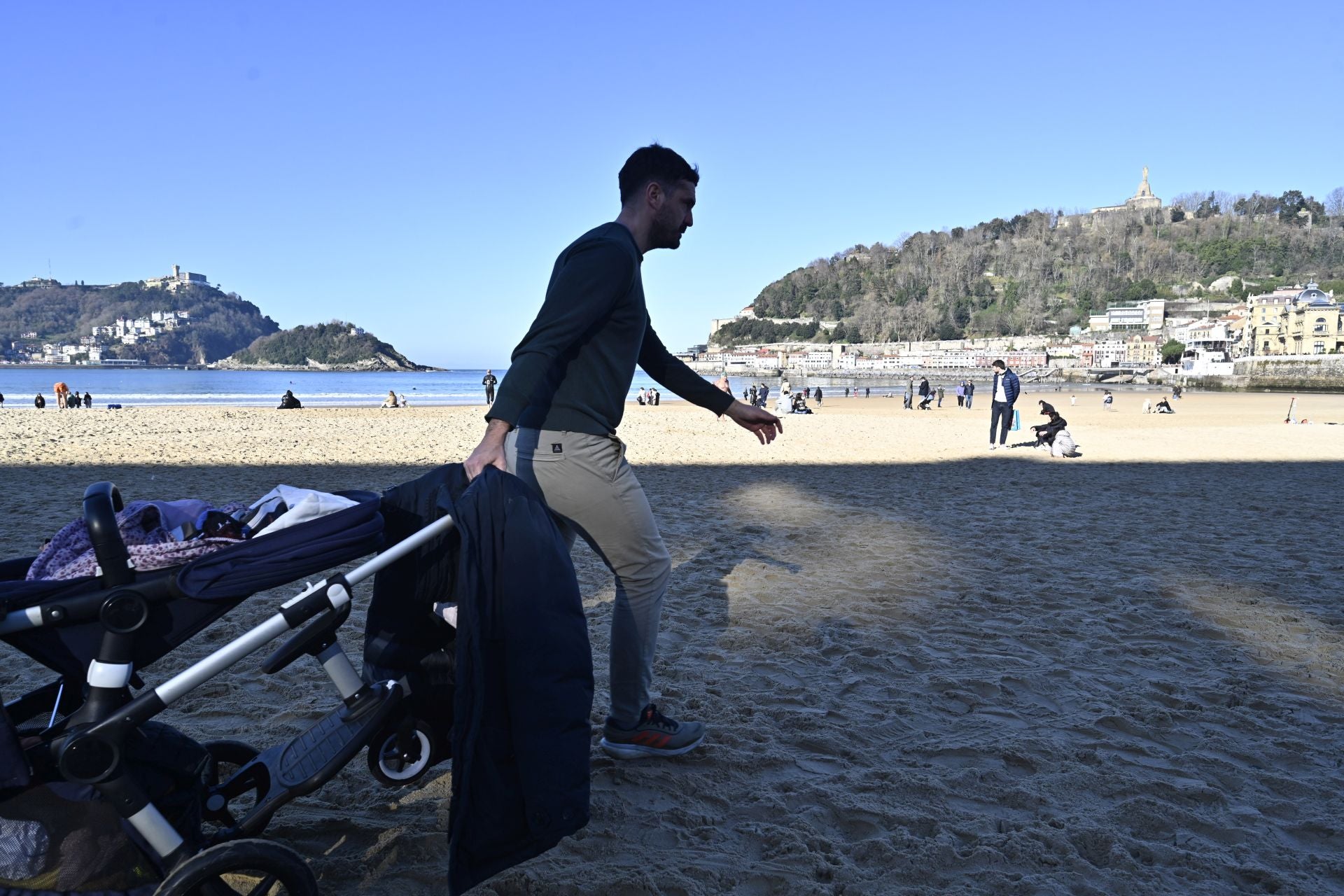 Los donostiarras despiden el último lunes del año con un paseo soleado bajo el cielo azul
