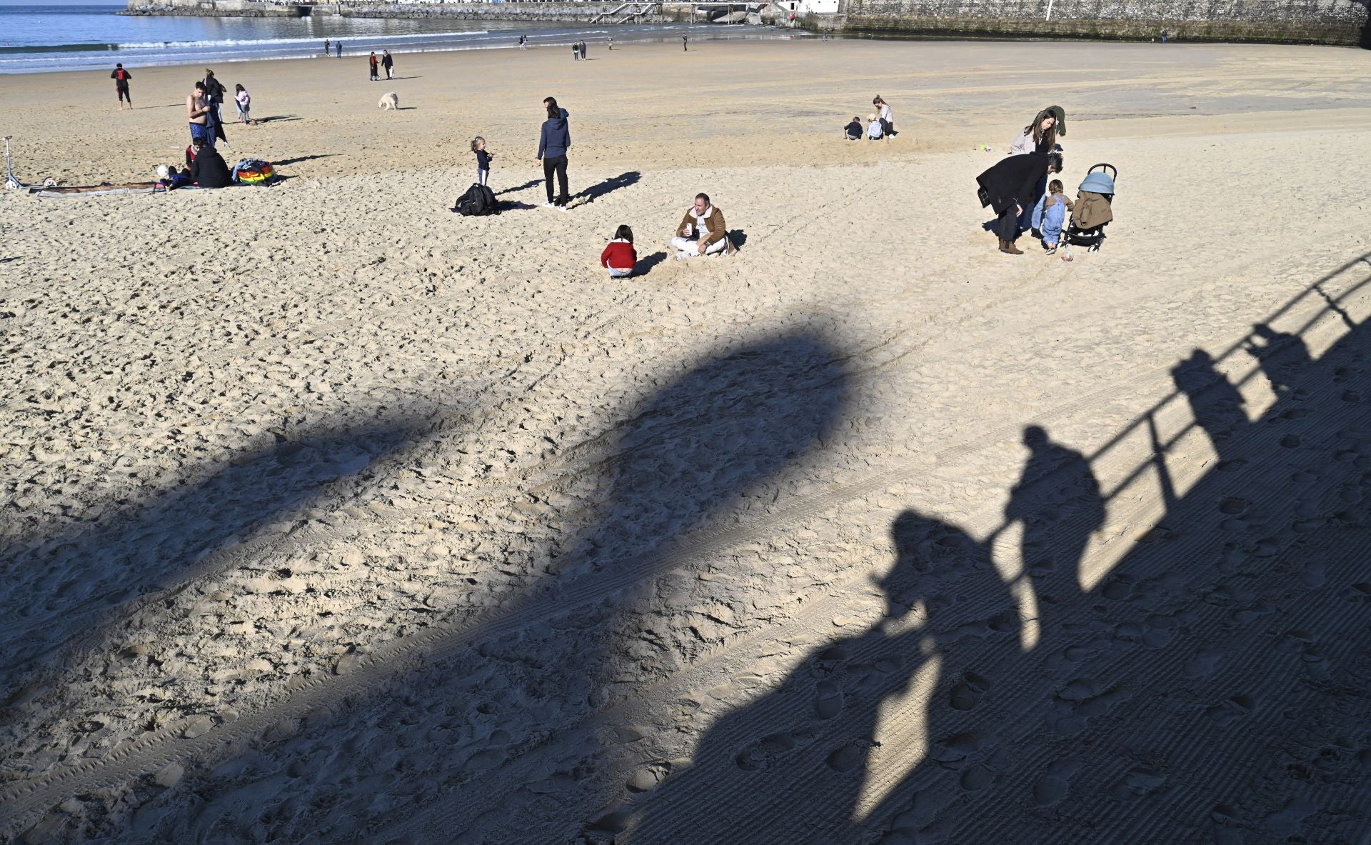 Los donostiarras despiden el último lunes del año con un paseo soleado bajo el cielo azul