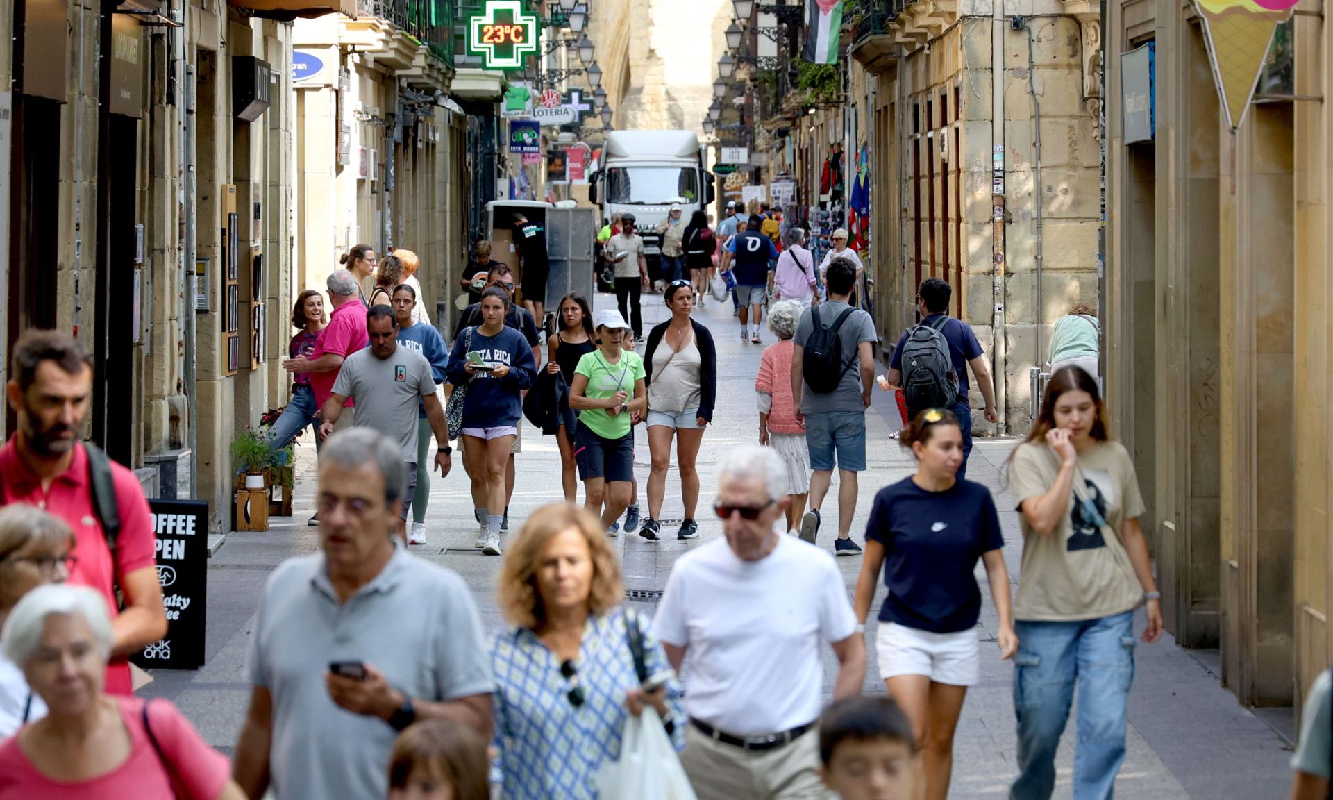 Turistas pasean por la Parte Vieja de San Sebastián.