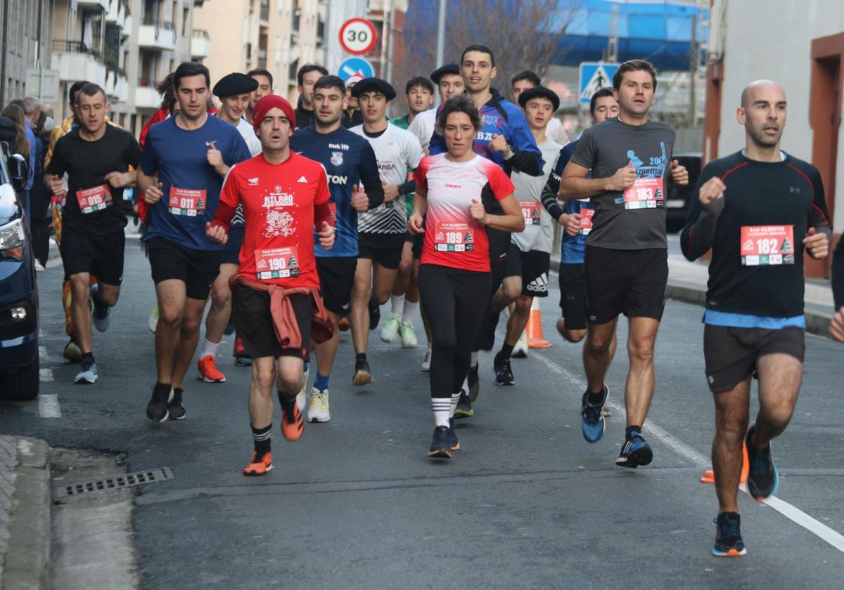 Varios elgoibartarras durante la carrera de San Silvestre del pasado año.