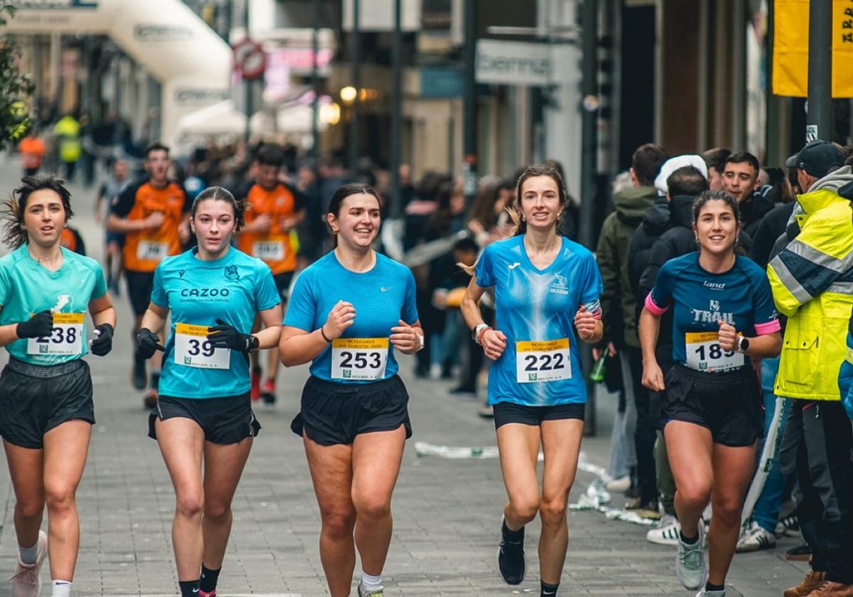 Un grupo de beasaindarras durante la disputa de la última edición de la San Silvestre.