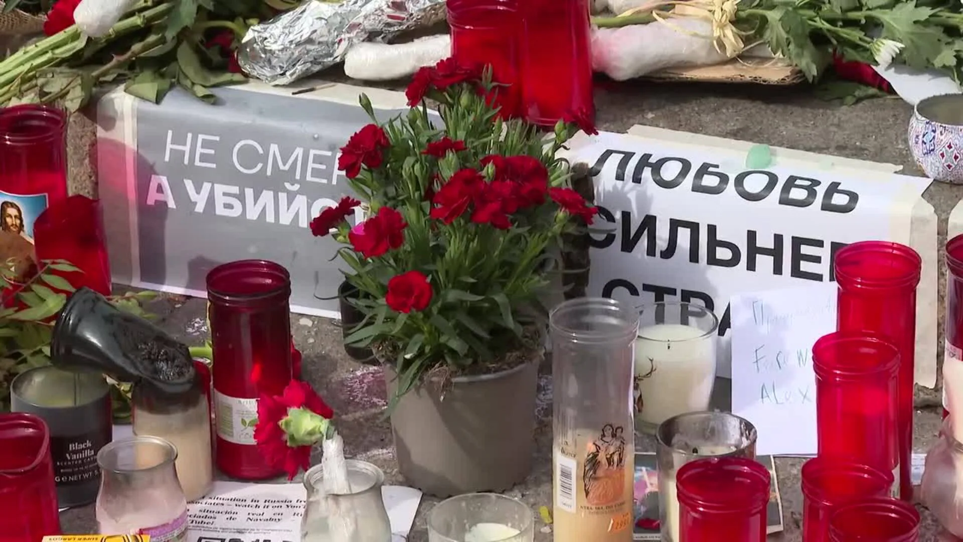 Un altar improvisado rinde homenaje a Navalni en Barcelona