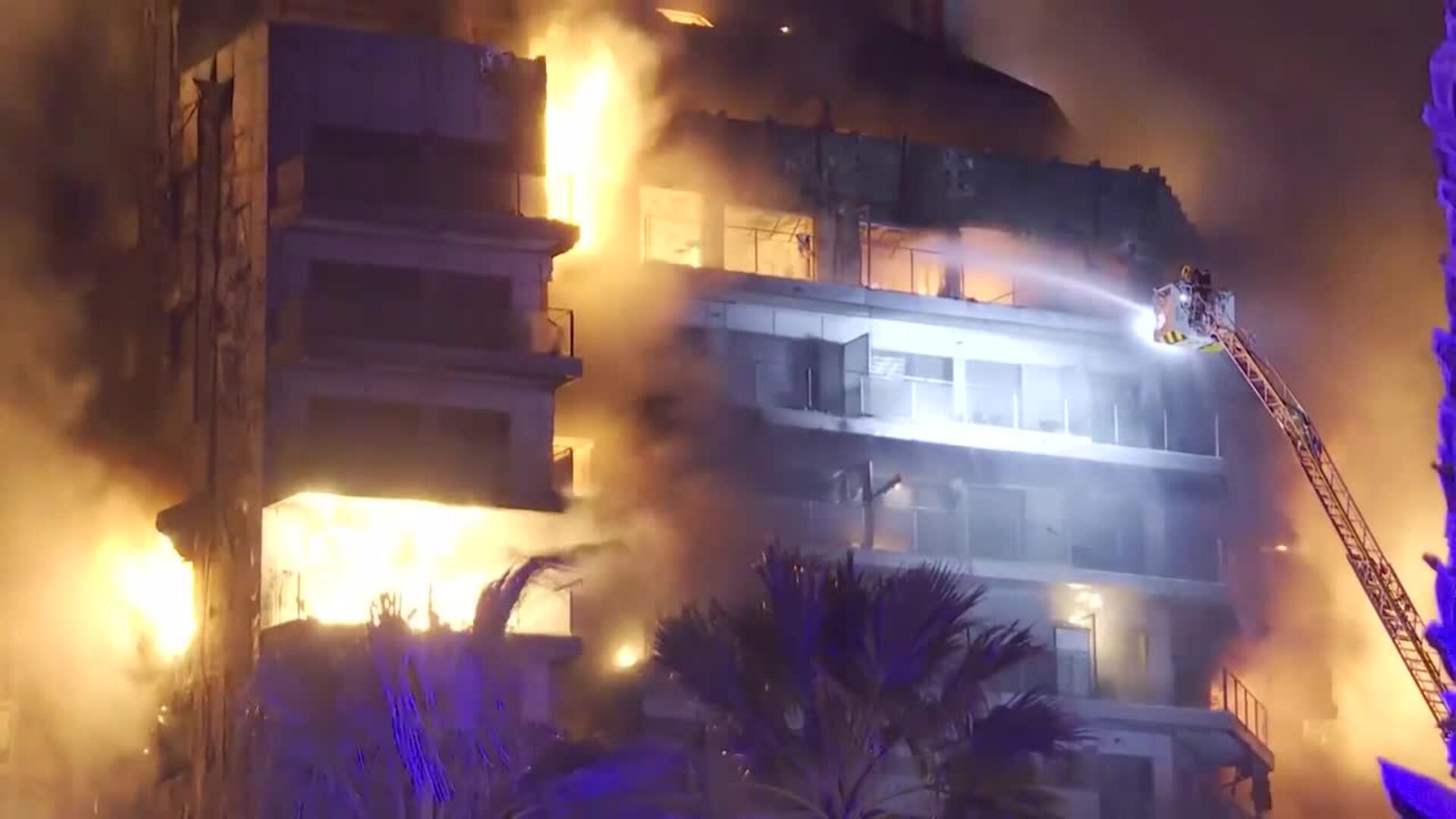 Un incendio de grandes proporciones quema un edificio de 14 pisos en Valencia