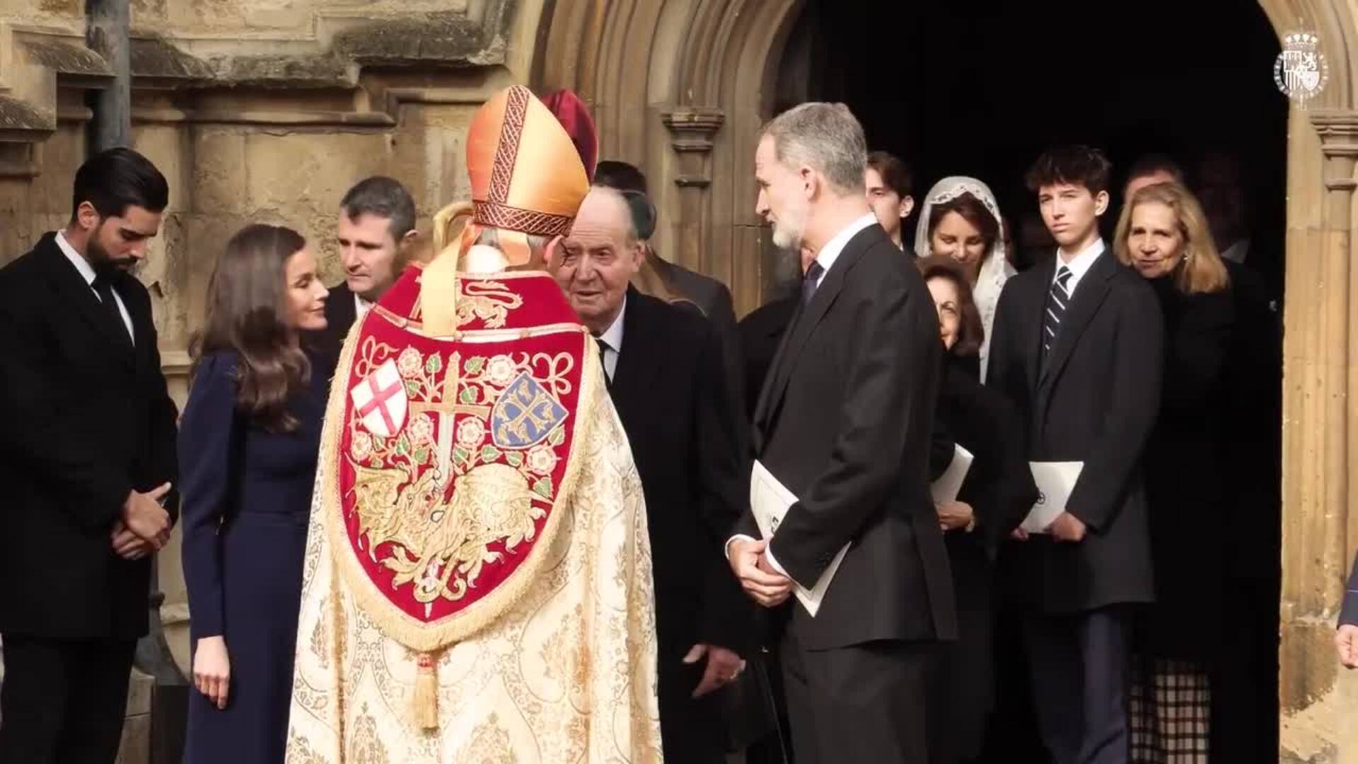 El emérito sale del brazo de Felipe VI tras la misa por el rey Constantino en Windsor