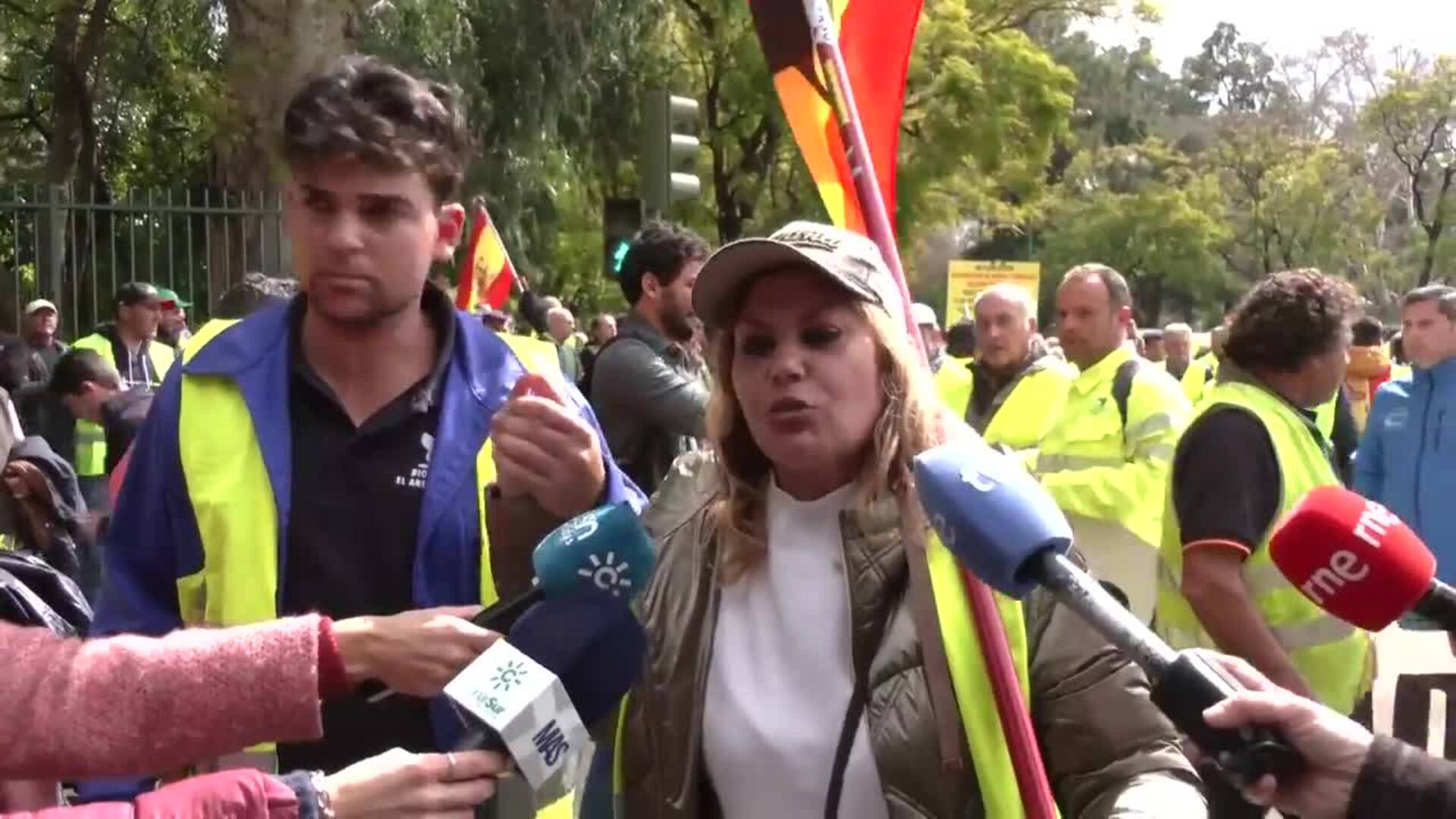 Dos detenidos en la marcha de agricultores al intentar volver a cortar el tráfico en Sevilla
