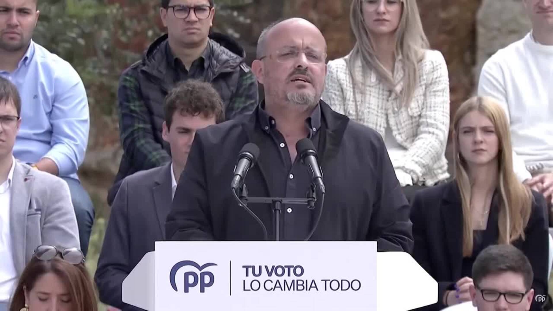 Fernández (PP) pide tirar a Sánchez y Puigdemont "a la papelera de la Historia"