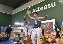 Julen Alberdi alza los brazos tras acabar su trabajo ayer en Asteasu, mientras Mikel Larrañaga remata el último kanaerdiko.