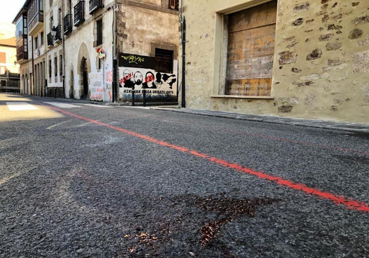 Rastro de sangre en la calle Aita Madina, en Oñati, donde se ha producido el acuchillamiento.