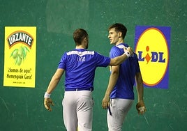 Laso e Iztueta se felicitan tras un tanto