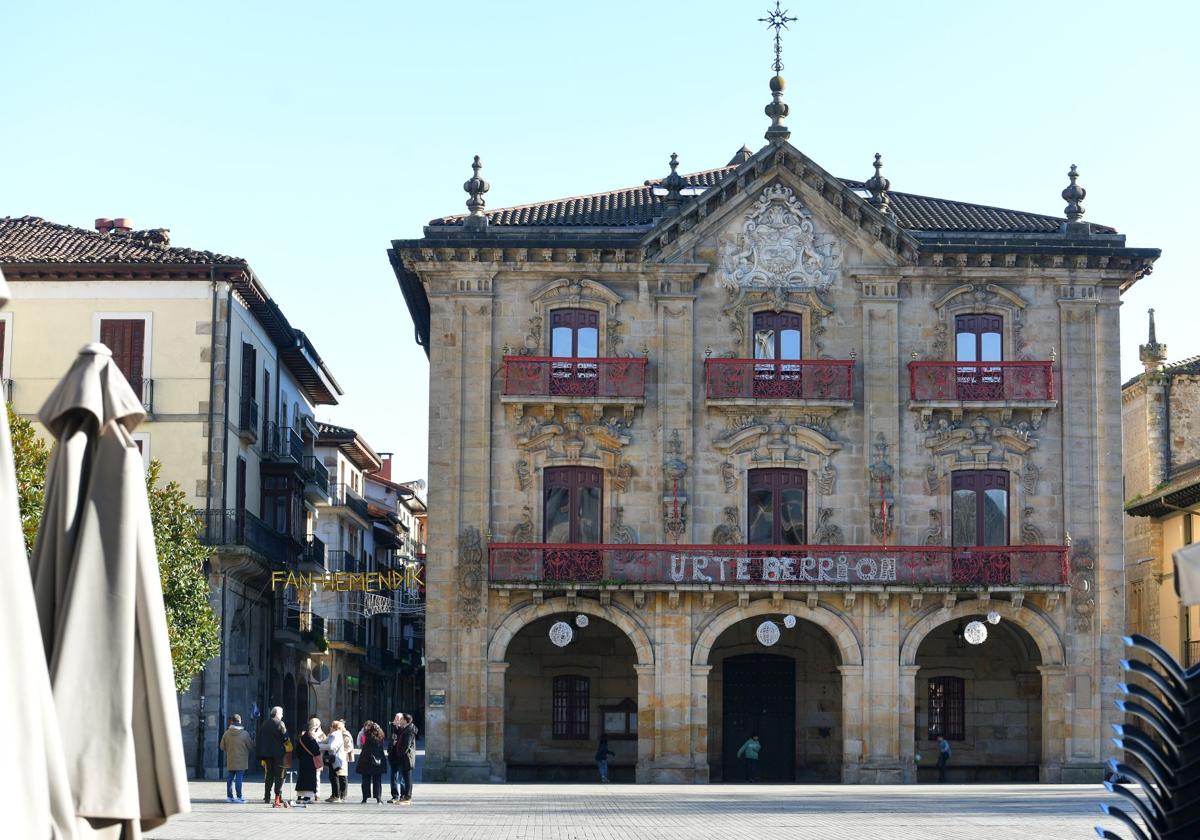 Fachada del Ayuntamiento de Oñati, el día de ayer.