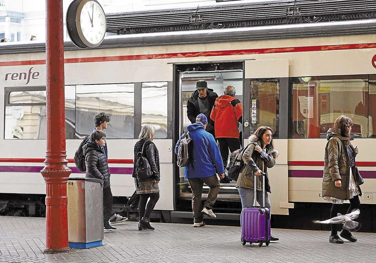 Un grupo de pasajeros sube y baja de un tren de cercanías en San Sebastián