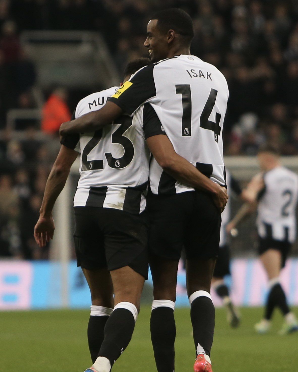 Alexander Isak abraza a su compañero Murphy.