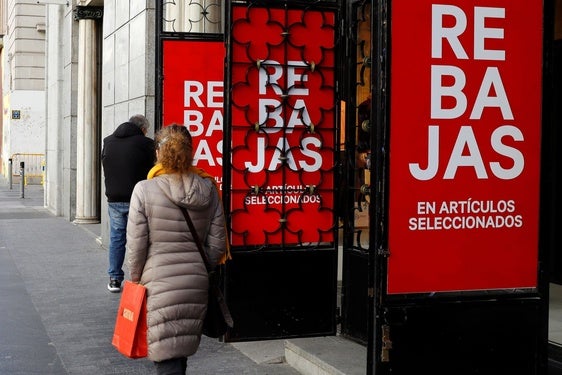 Los carteles anunciando las rebajas de enero ya pueblan las calles más comerciales.