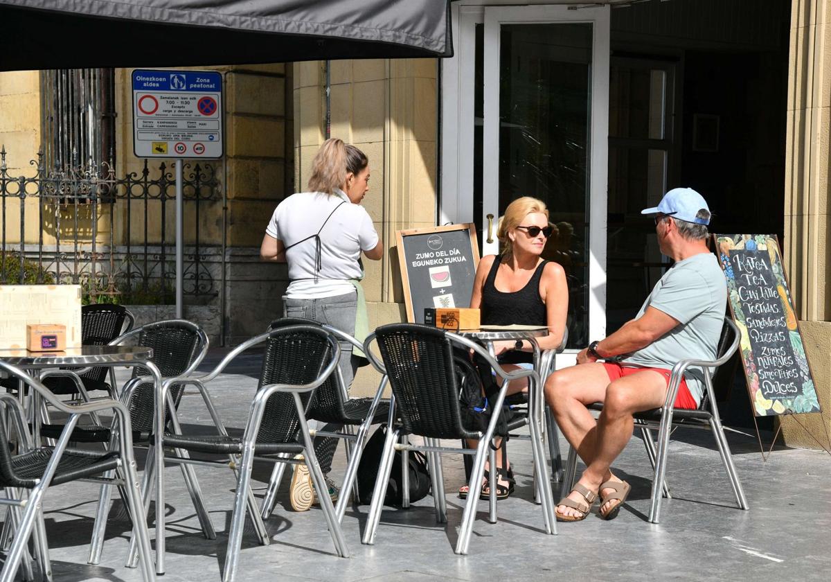 Turistas en una terraza de San Sebastián.