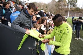 Sadiq firma a un niño durante el entrenamiento a puerta abierta del jueves