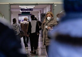 Varias personas en los pasillos del Hospital Donostia.