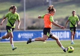 Etxezarreta golpea un balón en el entrenamiento ante la presión de Mirari