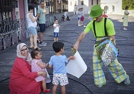 Imagen correspondiente a una actuación de payasos en la terraza del Tinglado. Se quiere potenciar su uso para actividades festivas, culturales, sociales.