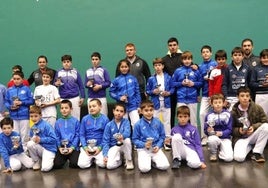 Los veinticuatro finalistas tras la entrega de trofeos con el profesional Murua y veteranos de la pelota.