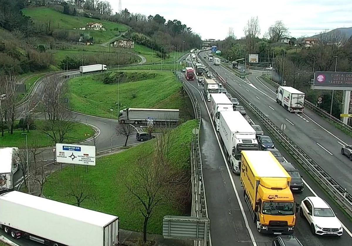 Retenciones en la autopista AP-8 en el peaje de Biriatou