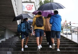 Alumnos acuden a su centro en Donostia.