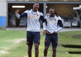 Umar Sadiq junto a Hamari Traoré, durante un entrenamiento en Zubieta.