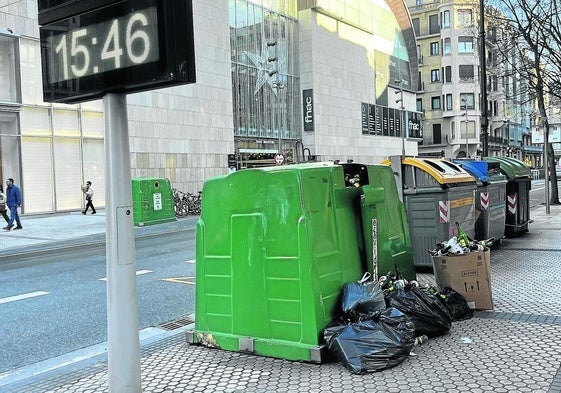 Denuncia Ana Soto: «En la calle Urbieta, frente al mercado de San Martín, los contenedores de vidrio y de papel se encuentran a diario abarrotados y a cualquier hora del día impiden el paso de los peatones. Además, los usuarios del autobús suelen esperar en la parada entre basuras de todo tipo. Pido al Ayuntamiento que se replantee su ubicación por la mala imagen que ofrece».