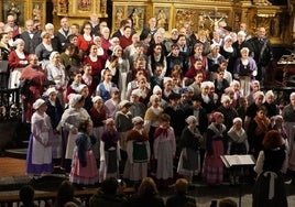 Los tres coros de Musika Eskola, bajo la dirección de Katrin Iturralde, en la parroquia de San Martín.