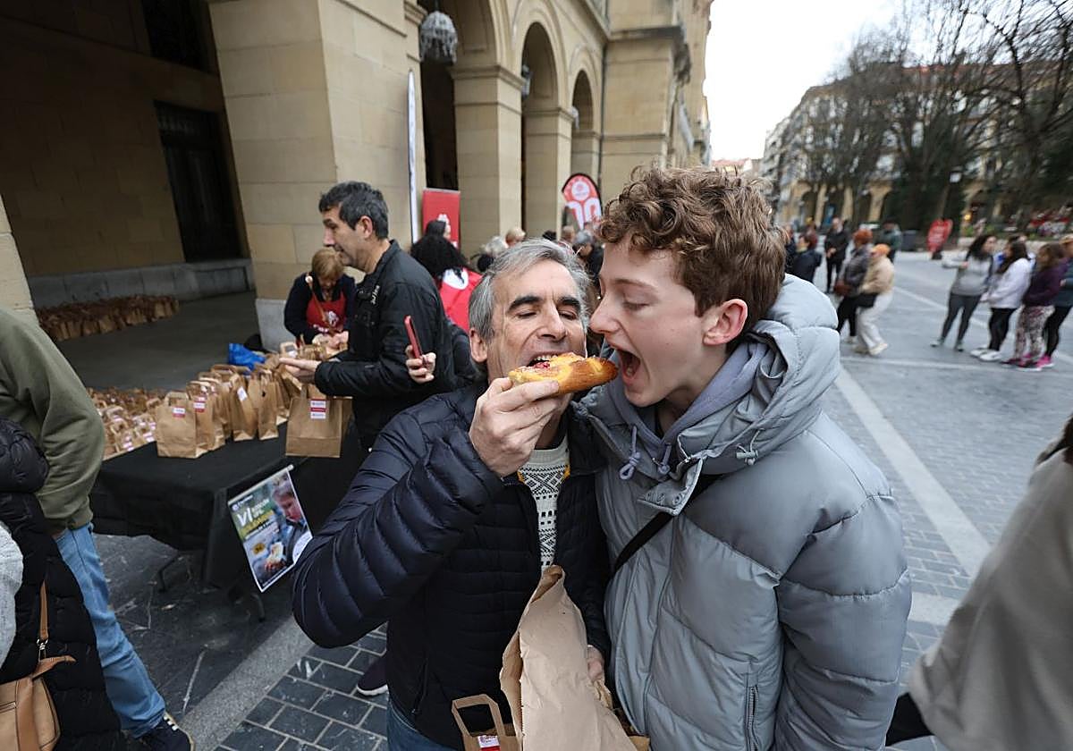 15 pasteleros y pasteleras artesanos de Gozoa han elaborado las 1.500 raciones de roscón.