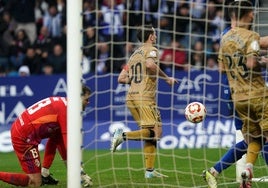 Oyarzabal, en la imagen junto a Brais con Ángel batido, fue determinante en la victoria ante la Ponferradina.