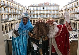 Los Reyes Magos saludan desde el balcón en la Plaza de la Constitución a su llegada a Donostia.