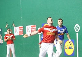 Erik Jaka, en acción en el Beotibar con Jon Ander Peña pendiente de la dirección de la pelota. Al fondo, Ander Imaz.