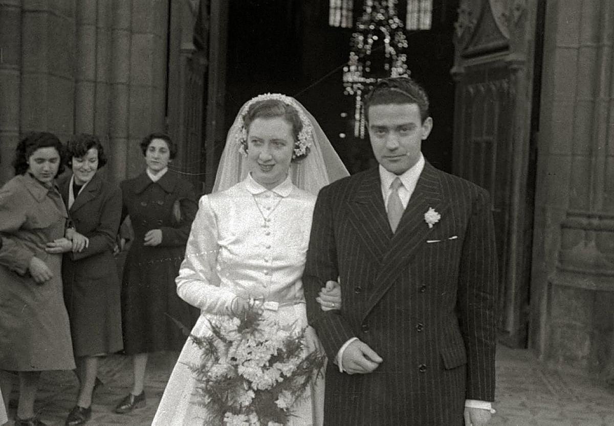 Unos recién casados saliendo del Buen Pastor.