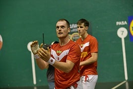Laso e Iztueta celebran el triundo en el frontón de Eibar.