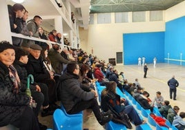 Numeroso público se acercó a presenciar las primeras semifinales del Torneo de pelota de San Antón.