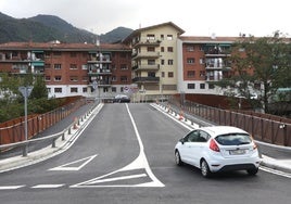 Un vehículo accede al puente principal de Mendaro, que ha sido ampliado y objeto de una renovación integral.