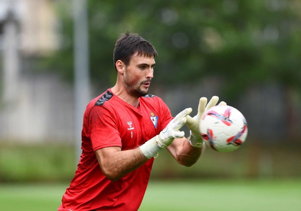 Daniel Fuzato durante uno de los entrenamientos de esta temporada con el Eibar.